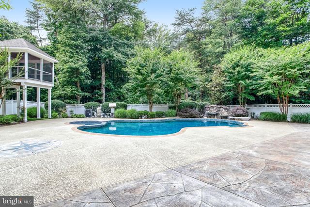 8261 ROSELAND DR, Fairfax Station, VA 22039