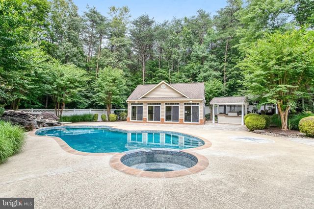 8261 ROSELAND DR, Fairfax Station, VA 22039