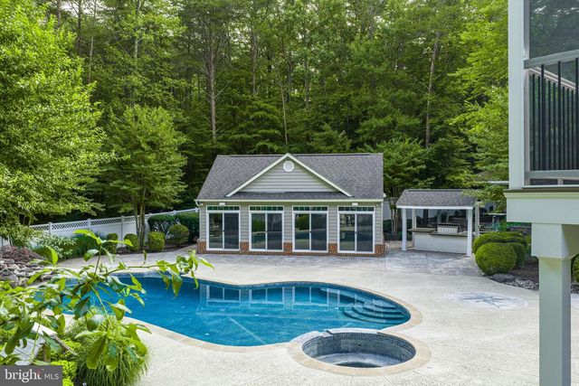 8261 ROSELAND DR, Fairfax Station, VA 22039