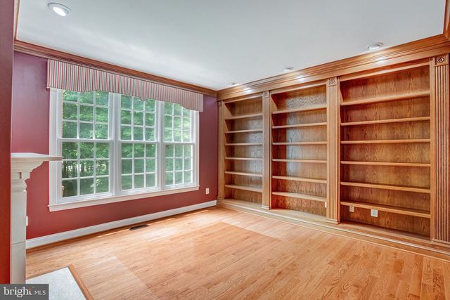 8261 ROSELAND DR, Fairfax Station, VA 22039