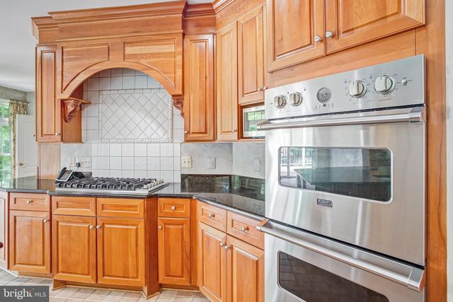 8261 ROSELAND DR, Fairfax Station, VA 22039