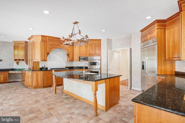 8261 ROSELAND DR, Fairfax Station, VA 22039
