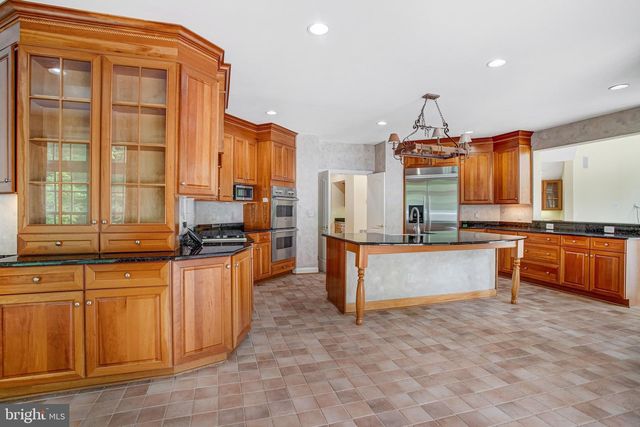 8261 ROSELAND DR, Fairfax Station, VA 22039