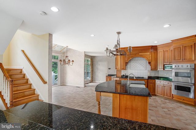 8261 ROSELAND DR, Fairfax Station, VA 22039