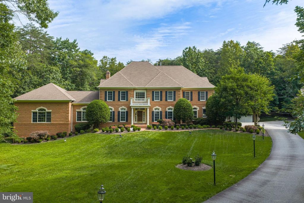 8261 ROSELAND DR, Fairfax Station, VA 22039