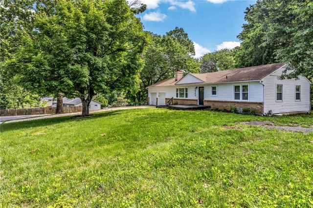 8849 N Locust Street, Kansas City, MO 64155