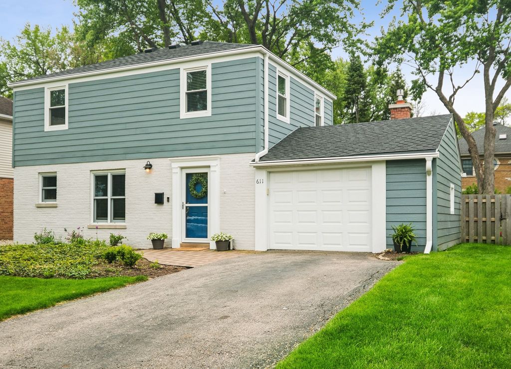 Image 1 of property listing at 611 E Davis Street, Arlington Heights, IL 60005