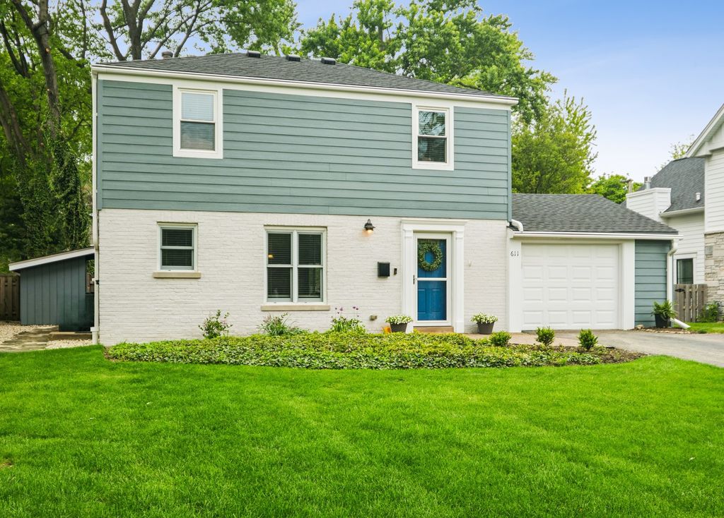 Image 2 of property listing at 611 E Davis Street, Arlington Heights, IL 60005