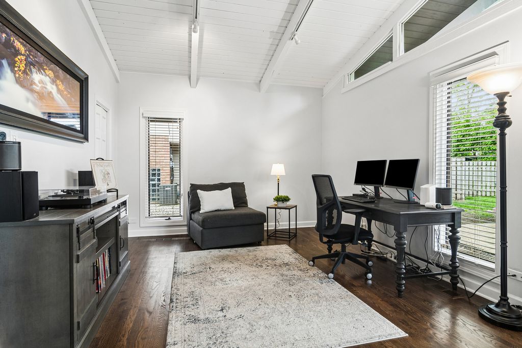 Image 13 of property listing at 611 E Davis Street, Arlington Heights, IL 60005