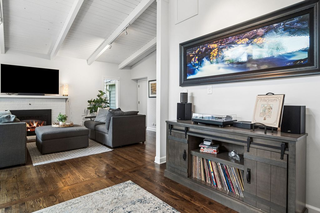 Image 14 of property listing at 611 E Davis Street, Arlington Heights, IL 60005