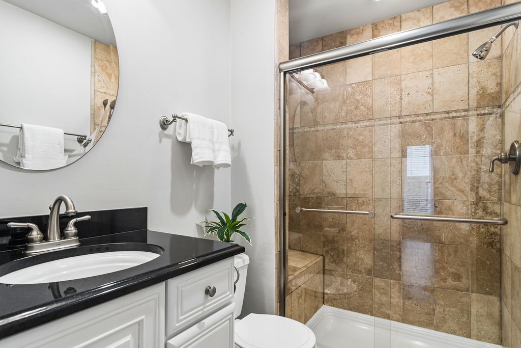 Image 15 of property listing at 611 E Davis Street, Arlington Heights, IL 60005