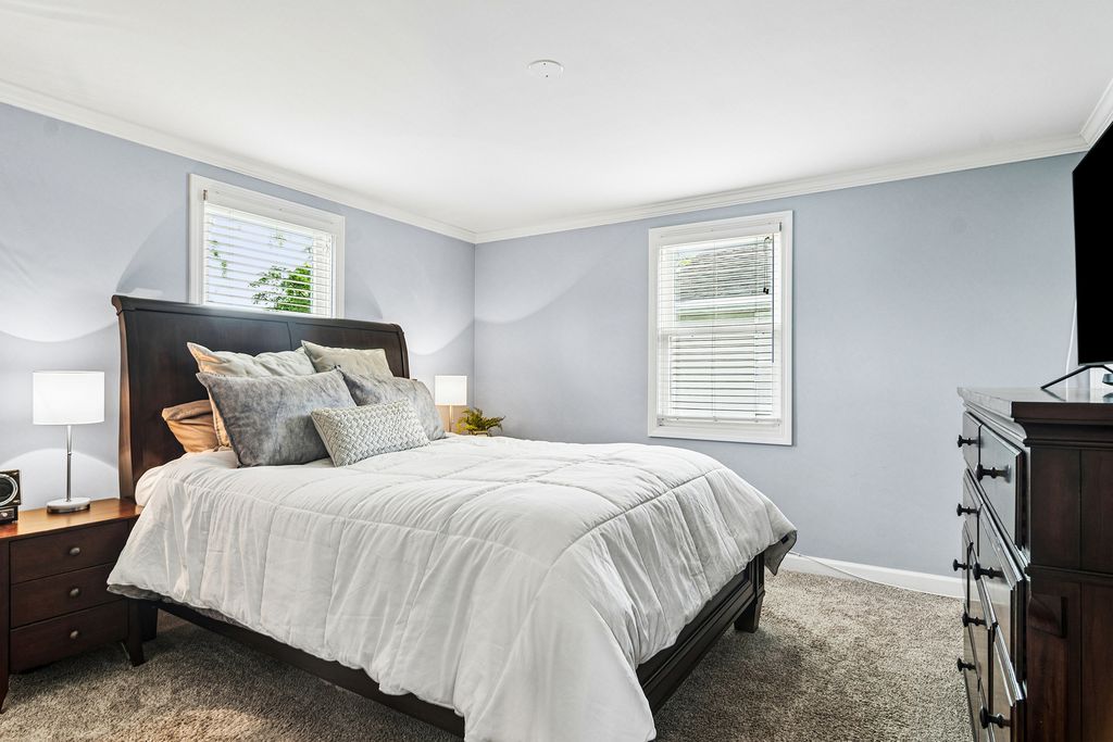 Image 16 of property listing at 611 E Davis Street, Arlington Heights, IL 60005