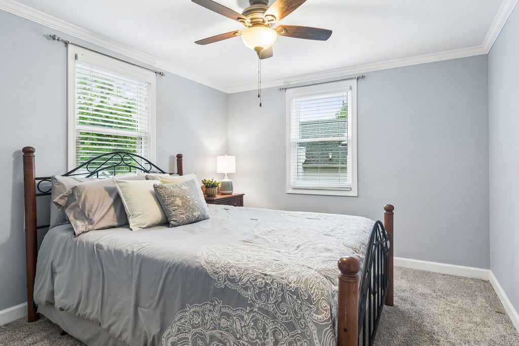 Image 17 of property listing at 611 E Davis Street, Arlington Heights, IL 60005
