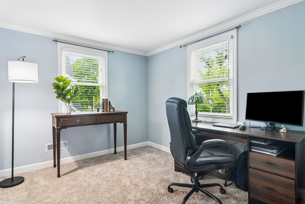 Image 18 of property listing at 611 E Davis Street, Arlington Heights, IL 60005