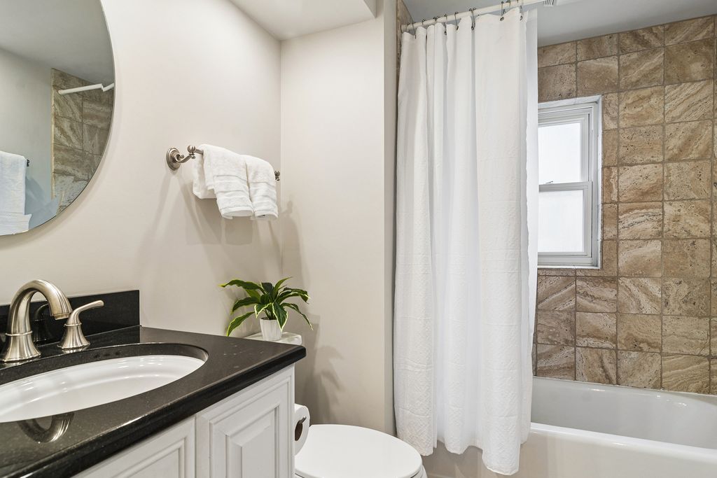 Image 19 of property listing at 611 E Davis Street, Arlington Heights, IL 60005
