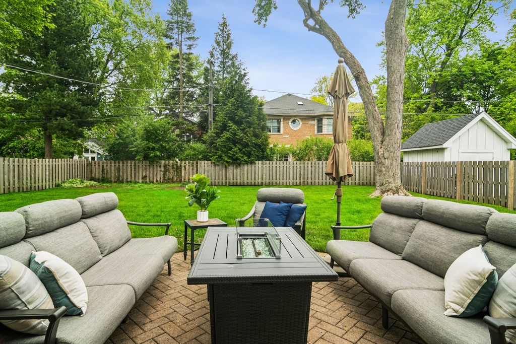 Image 20 of property listing at 611 E Davis Street, Arlington Heights, IL 60005