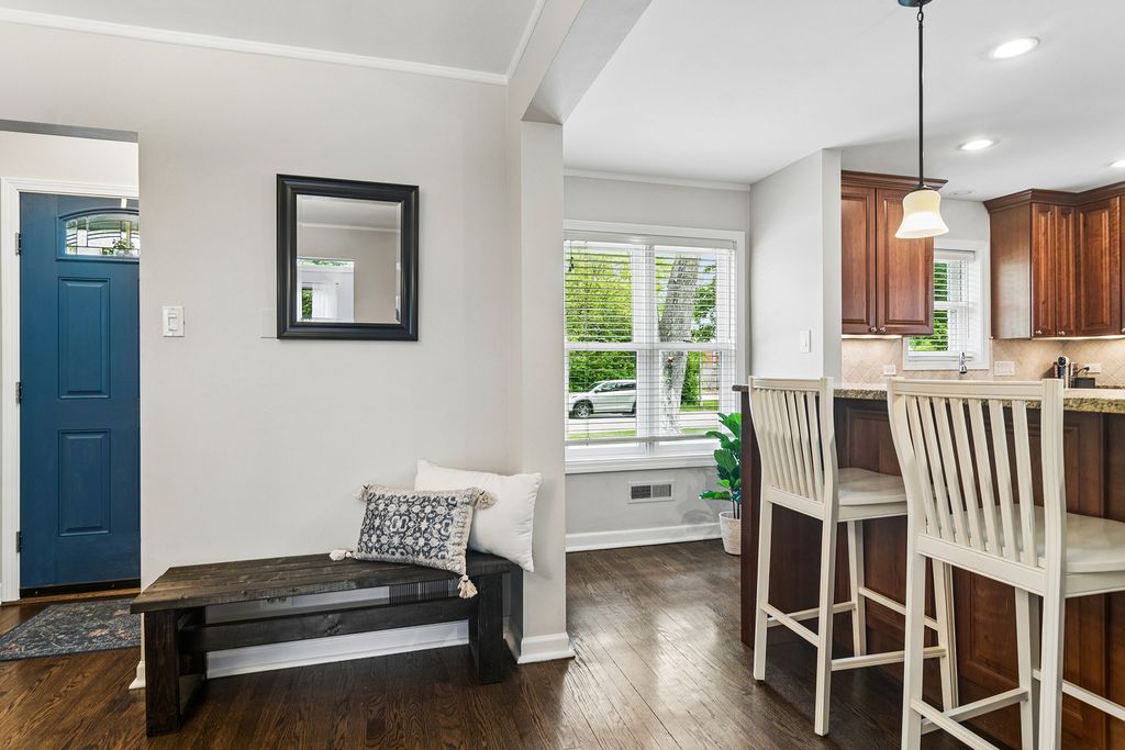Image 3 of property listing at 611 E Davis Street, Arlington Heights, IL 60005