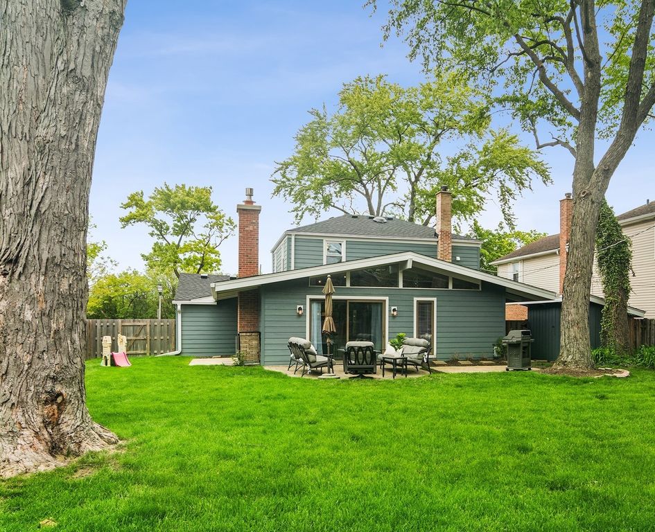 Image 21 of property listing at 611 E Davis Street, Arlington Heights, IL 60005