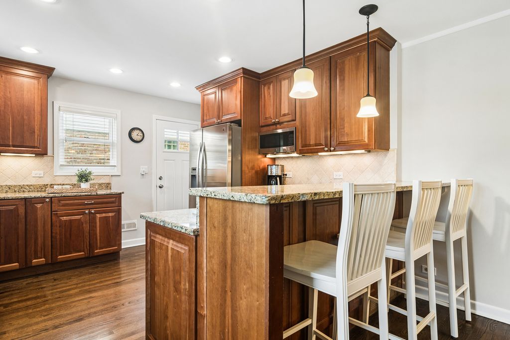 Image 4 of property listing at 611 E Davis Street, Arlington Heights, IL 60005