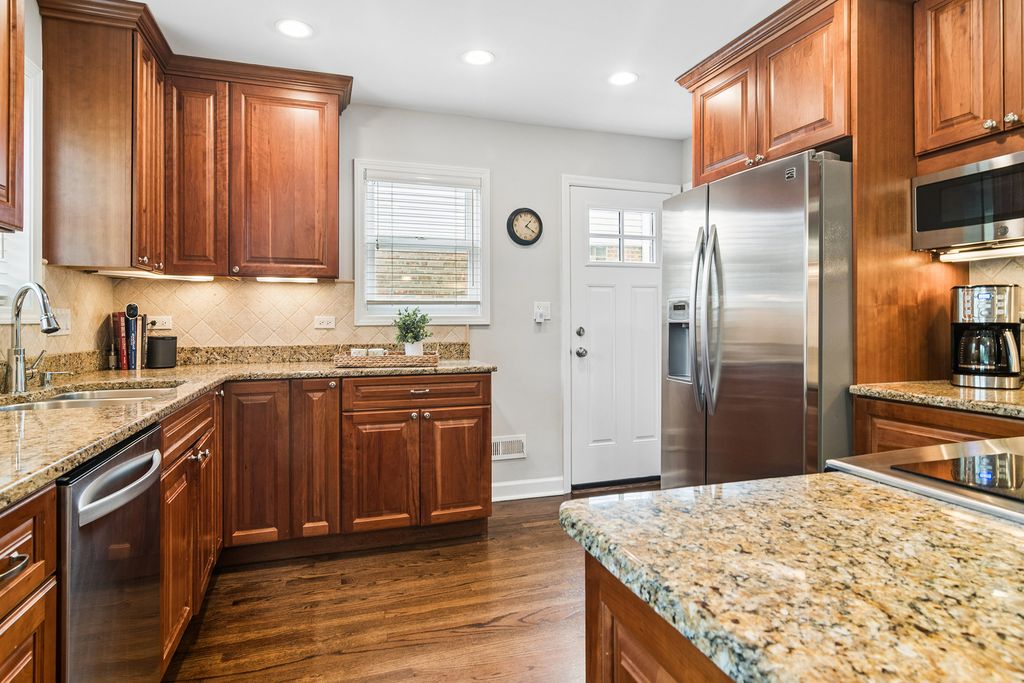 Image 5 of property listing at 611 E Davis Street, Arlington Heights, IL 60005