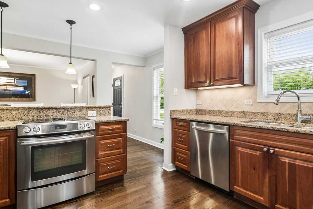 Image 6 of property listing at 611 E Davis Street, Arlington Heights, IL 60005
