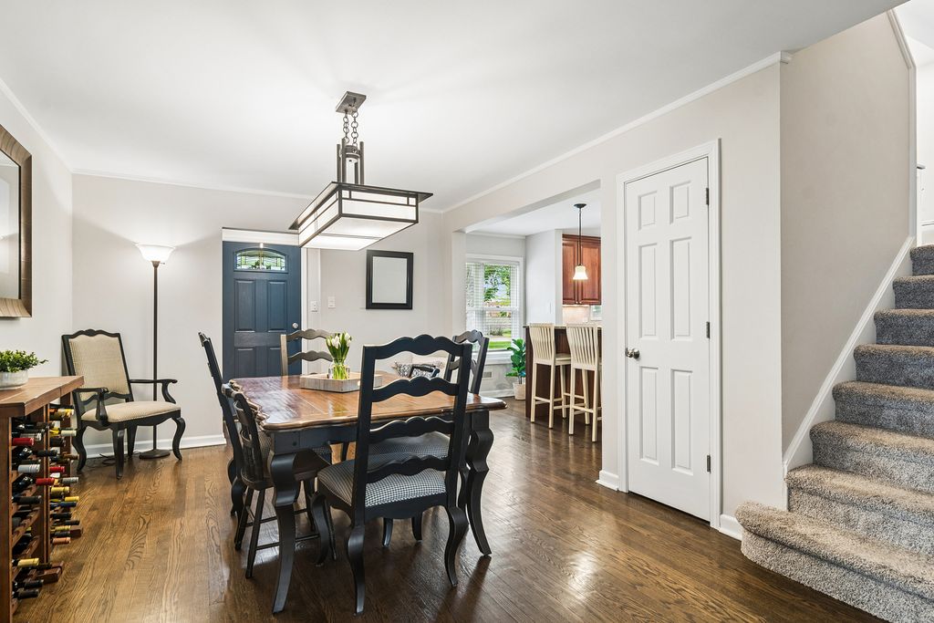 Image 7 of property listing at 611 E Davis Street, Arlington Heights, IL 60005