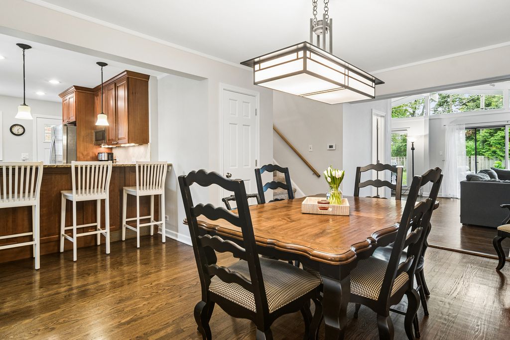 Image 8 of property listing at 611 E Davis Street, Arlington Heights, IL 60005