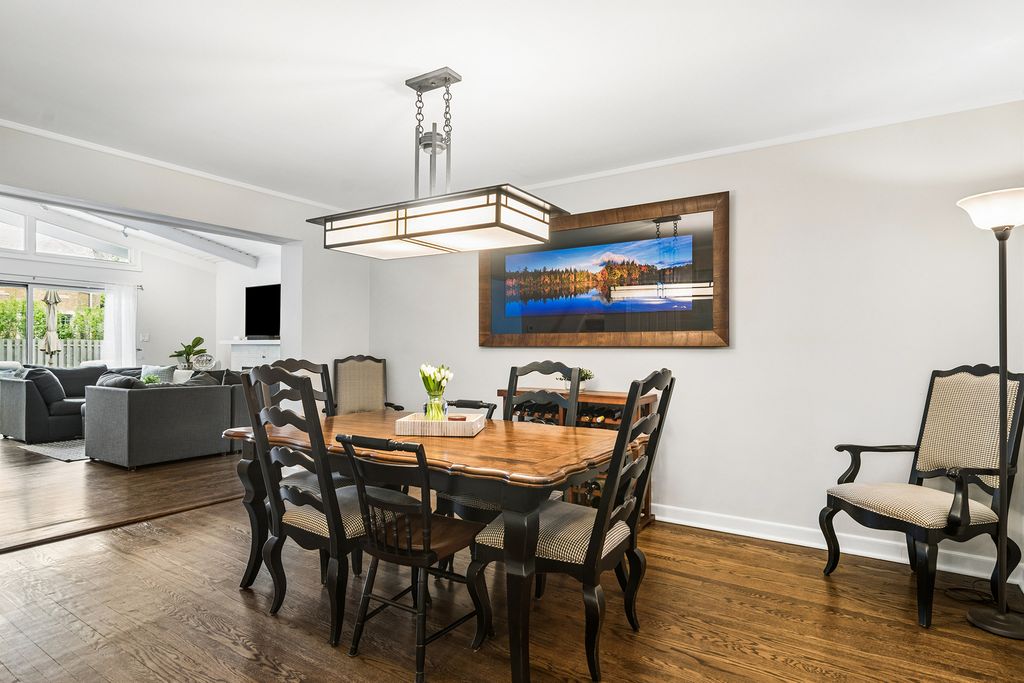 Image 9 of property listing at 611 E Davis Street, Arlington Heights, IL 60005