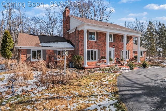 9667 Burning Tree Drive, Grand Blanc, MI 48439