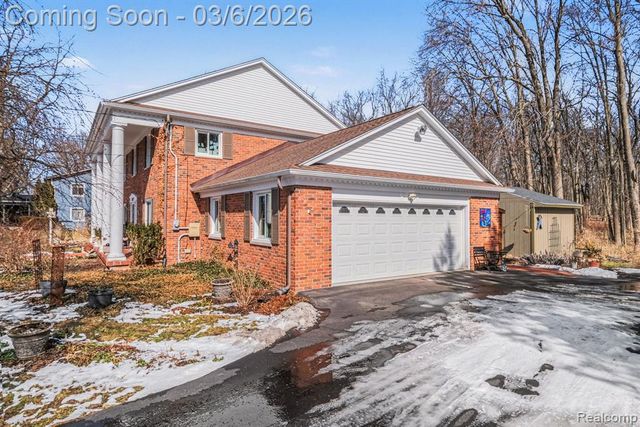 9667 Burning Tree Drive, Grand Blanc, MI 48439