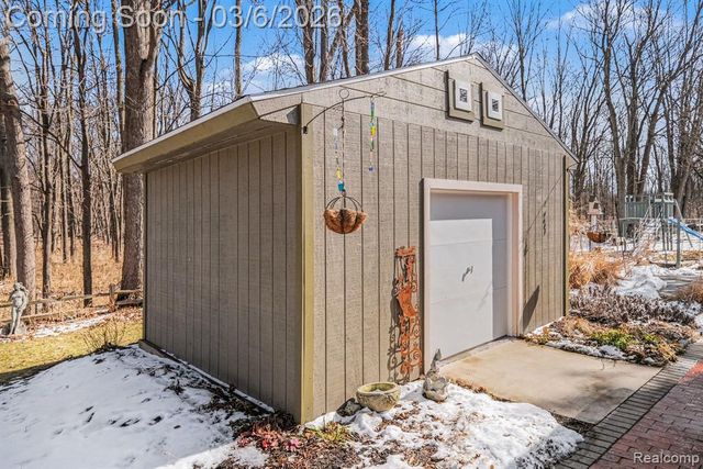 9667 Burning Tree Drive, Grand Blanc, MI 48439