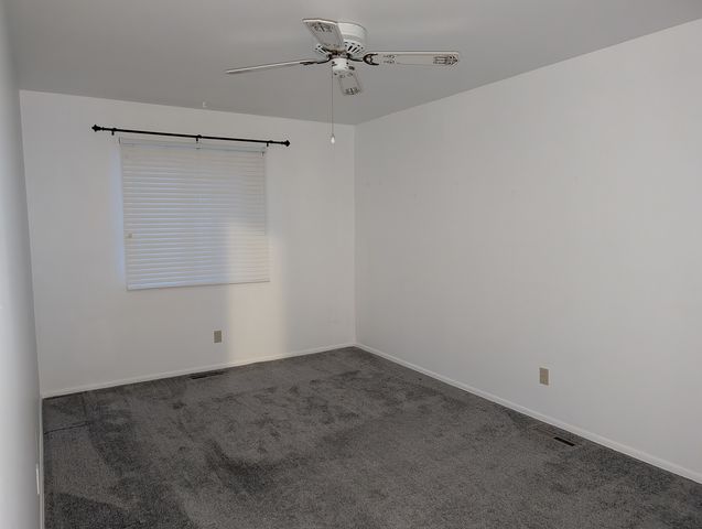 4712 W Oakwood Drive 4, Mchenry, IL 60050