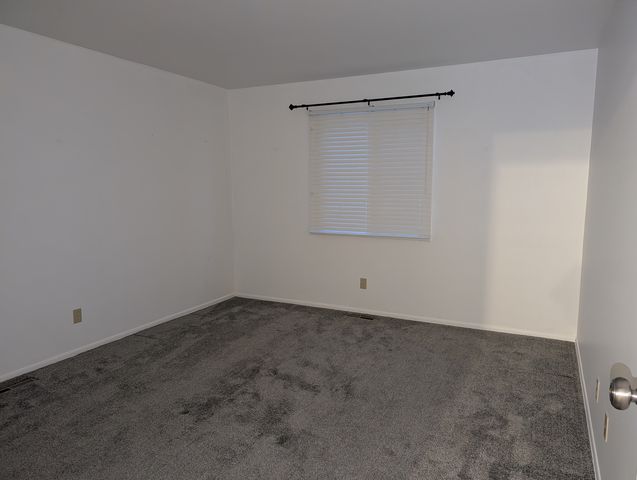 4712 W Oakwood Drive 4, Mchenry, IL 60050