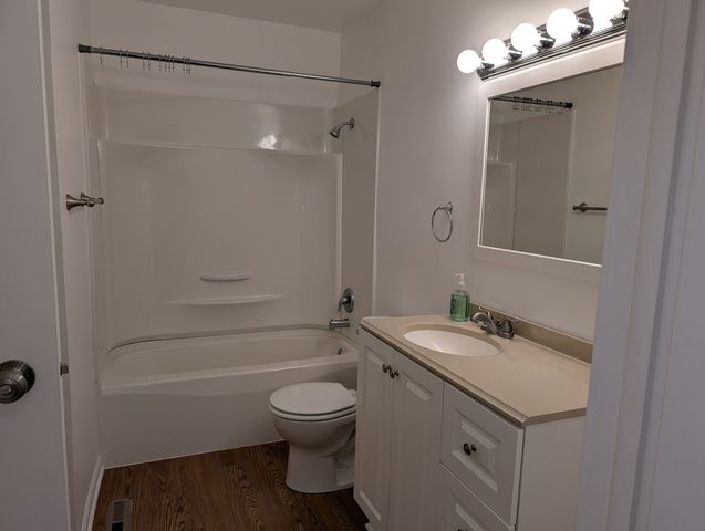 4712 W Oakwood Drive 4, Mchenry, IL 60050