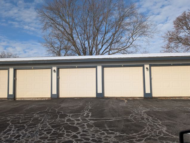 4712 W Oakwood Drive 4, Mchenry, IL 60050