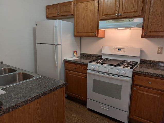 4712 W Oakwood Drive 4, Mchenry, IL 60050