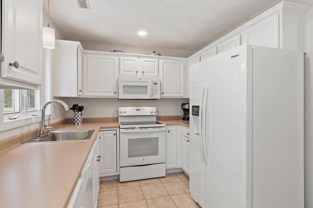 41 Fairway Dr 41, Tewksbury, MA 01876