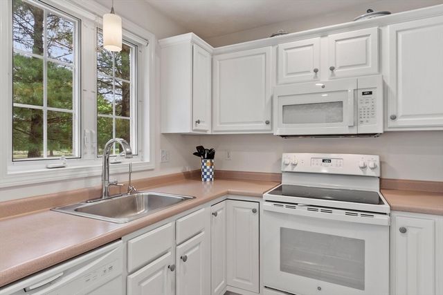 41 Fairway Dr 41, Tewksbury, MA 01876
