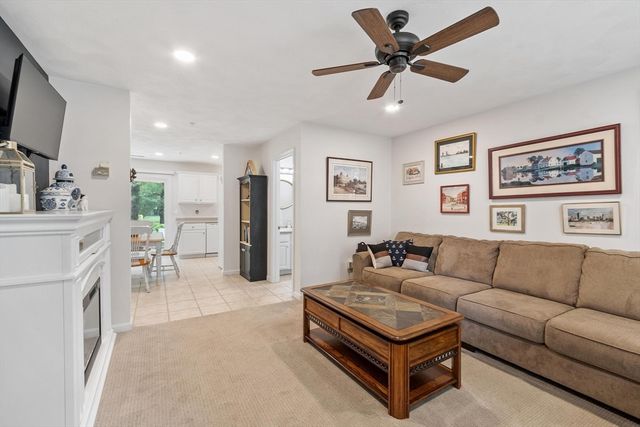 41 Fairway Dr 41, Tewksbury, MA 01876