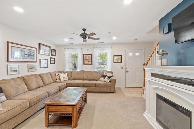 41 Fairway Dr 41, Tewksbury, MA 01876