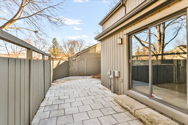 328 Shoreline Road, Lake Barrington, IL 60010