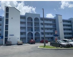 9460 Fontainebleau Blvd 528, Miami, FL 33172