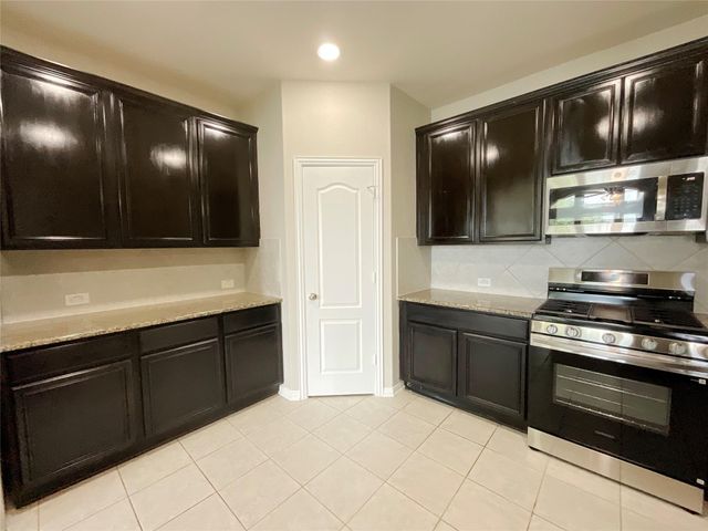 8707 E Crescent Lake Circle, Baytown, TX 77521