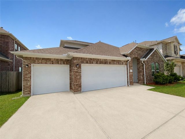 8707 E Crescent Lake Circle, Baytown, TX 77521