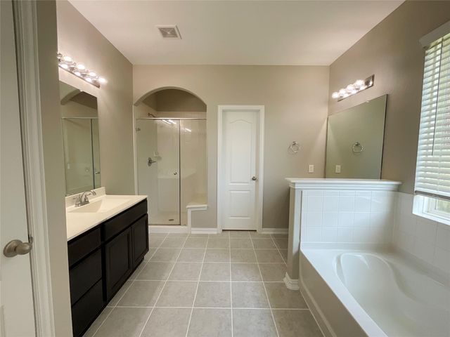 8707 E Crescent Lake Circle, Baytown, TX 77521