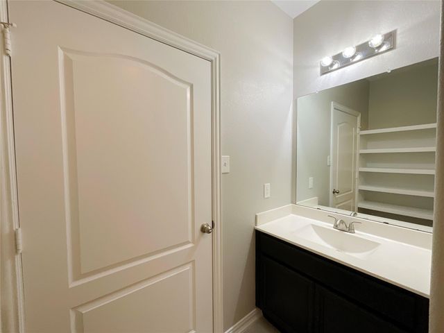 8707 E Crescent Lake Circle, Baytown, TX 77521