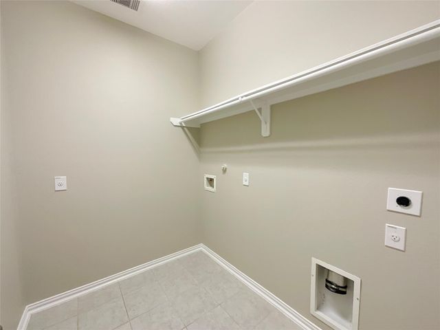 8707 E Crescent Lake Circle, Baytown, TX 77521