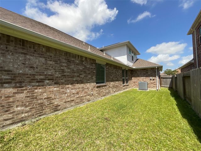 8707 E Crescent Lake Circle, Baytown, TX 77521
