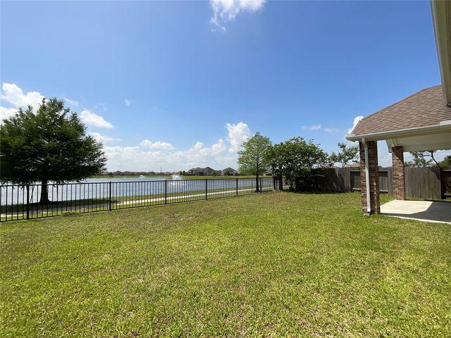 8707 E Crescent Lake Circle, Baytown, TX 77521