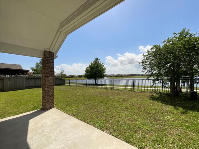 8707 E Crescent Lake Circle, Baytown, TX 77521